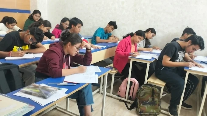 How Experienced Are the Physics Faculty Members at Gyan Mudra Group?